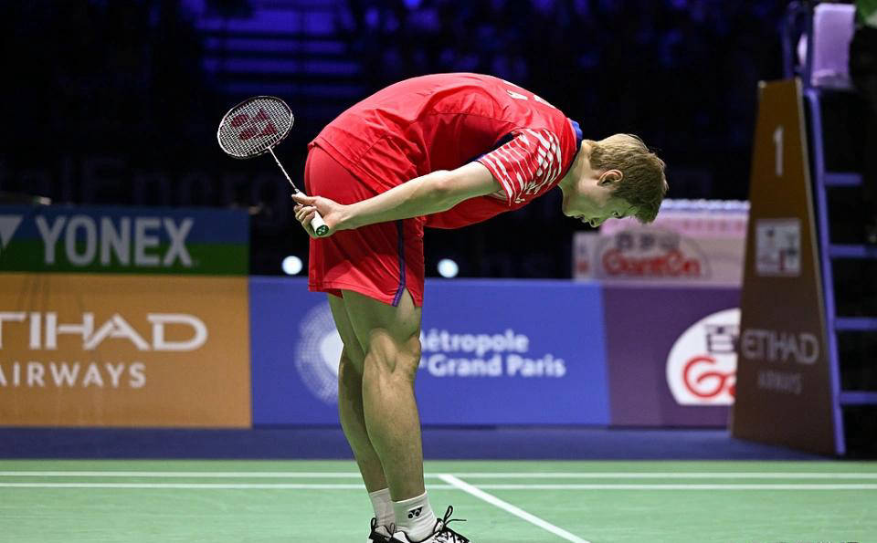 爱游戏APP-日本队逆转德国队，石宇奇统治全场